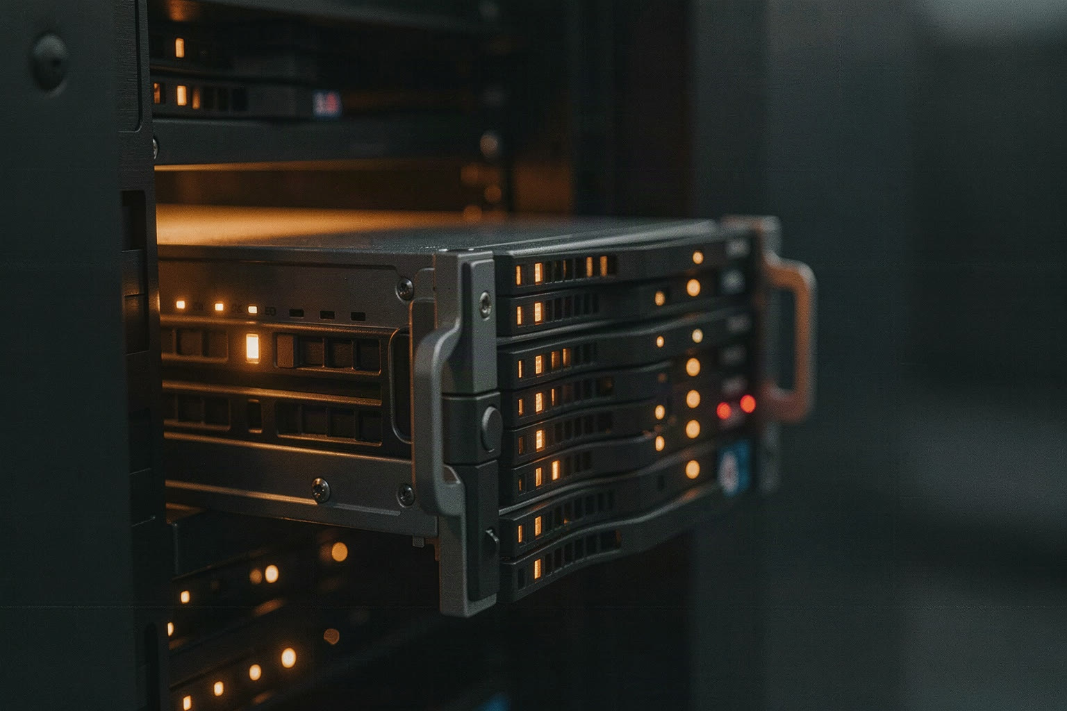 Front eines Servers, halb aus dem Schrank gezogen, Reihen von Laufwerksschächten
